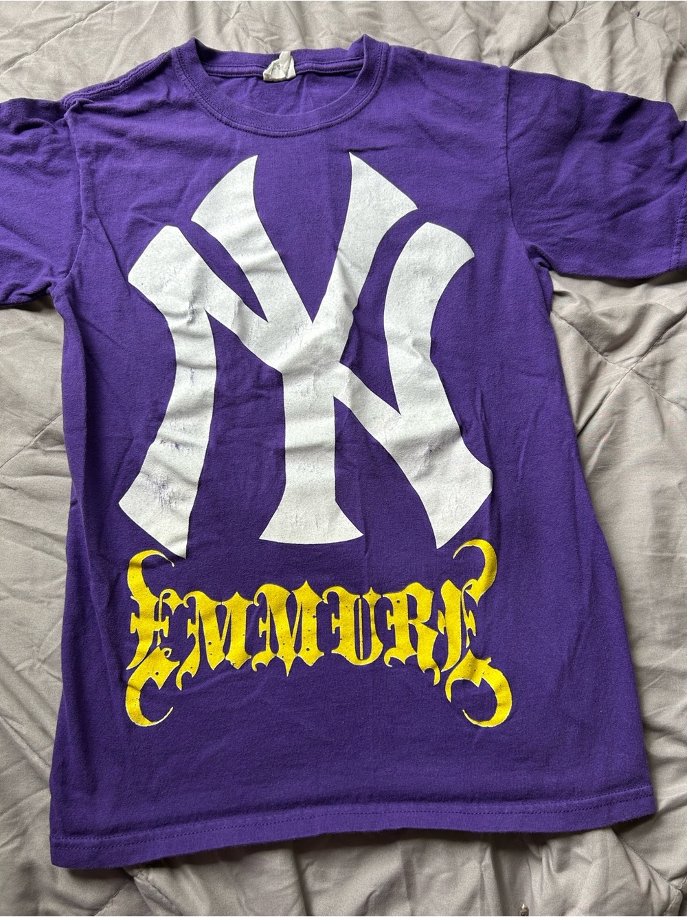 💚3/$25 Men Small NY Yankees Purple Graphic Tee with White Logo and Yellow Script
